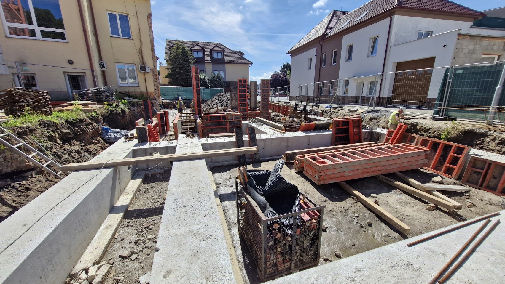Realizujeme zakládání objektů s možností provedení vodotěsných konstrukcí typu „bílá vana“ pro spolehlivou ochranu proti spodní vodě.